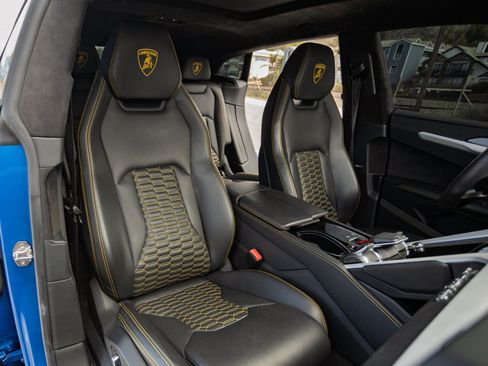 Used 2020 Lamborghini Urus AWD/4WD image 17