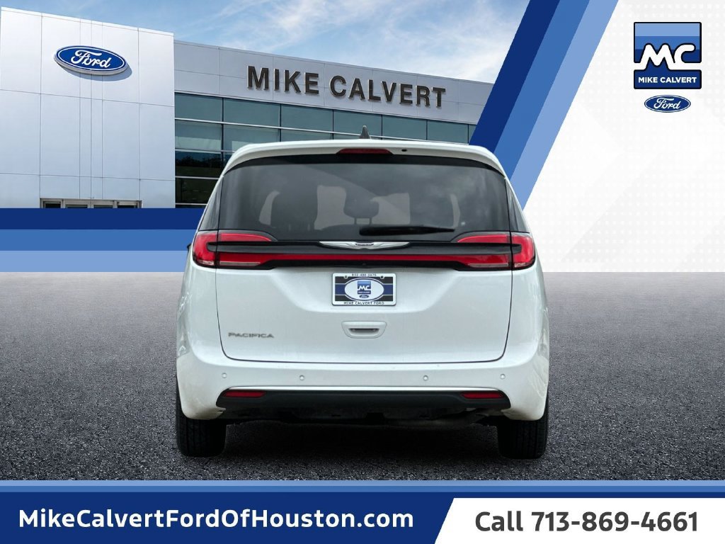 Used 2024 Chrysler Pacifica Touring-L FWD image 4