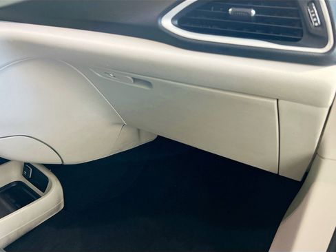 Used 2023 Chrysler Pacifica Touring-L image 35