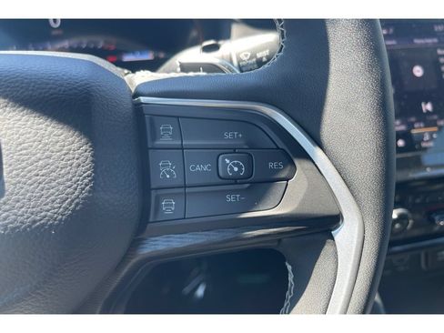 Used 2024 Jeep Grand Cherokee Laredo w/ Luxury Tech Group I AWD/4WD image 35