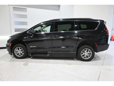 Used 2021 Chrysler Pacifica Touring w/ Cold Weather Group FWD image 9