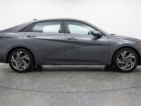 Used 2025 Hyundai Elantra Limited FWD image 11