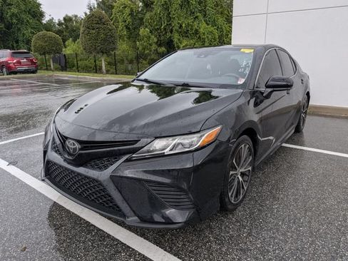 Used 2020 Toyota Camry SE FWD image 2