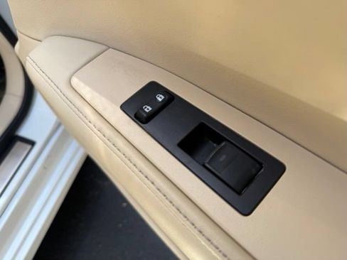 Used 2013 Lexus ES 300h w/ Luxury Pkg FWD image 18