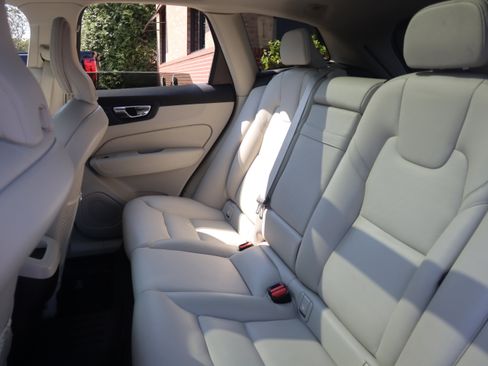 Used 2020 Volvo XC60 T5 Momentum image 29