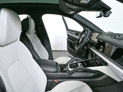 New 2026 Porsche Cayenne Coupe AWD/4WD image 23