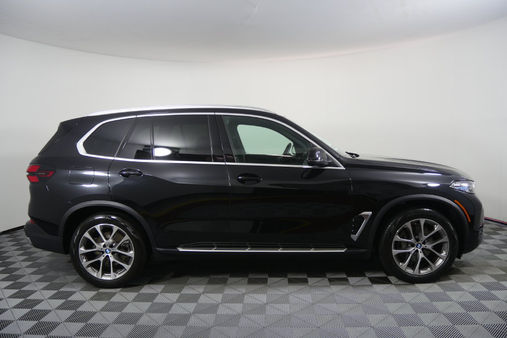 Certified 2024 BMW X5 sDrive40i w/ Premium Package RWD image 3