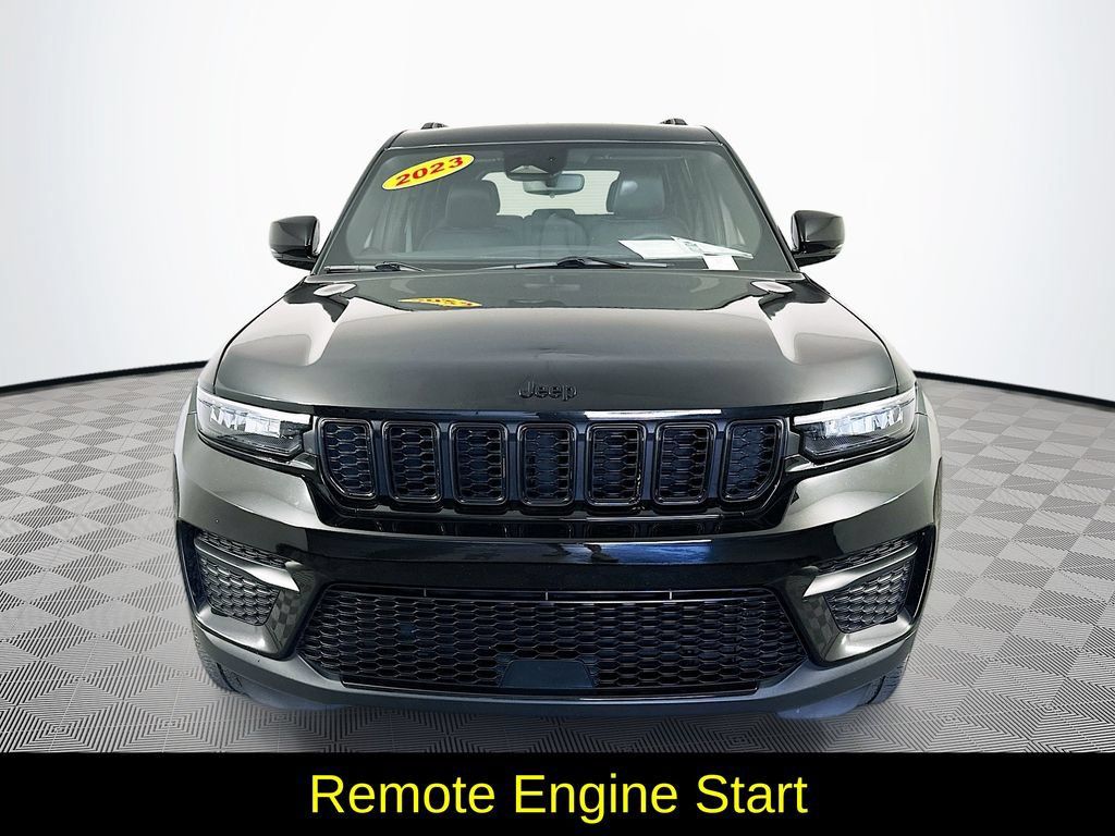 Used 2023 Jeep Grand Cherokee Altitude AWD/4WD image 4