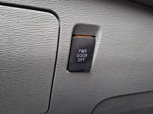 Used 2011 Toyota Sienna SE image 25