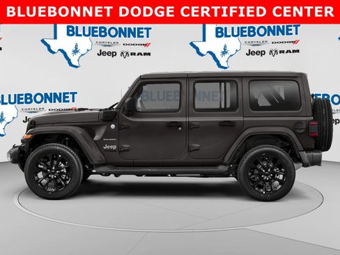 Used 2022 Jeep Wrangler Unlimited Sahara AWD/4WD image 3