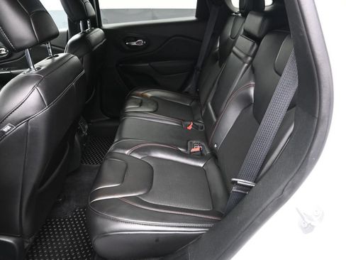 Used 2019 Jeep Cherokee Trailhawk w/ Comfort/Convenience Group AWD/4WD image 30