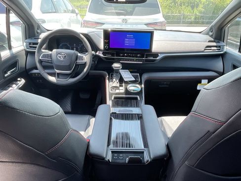 Used 2026 Toyota Sienna XSE FWD image 10