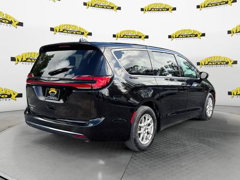 Used 2024 Chrysler Pacifica Touring-L FWD image 5