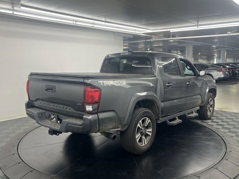 Used 2019 Toyota Tacoma TRD Sport image 4