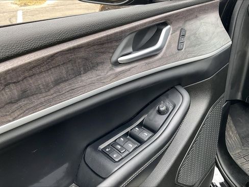 Used 2024 Jeep Grand Cherokee L Limited w/ Luxury Tech Group II image 33