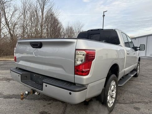 Used 2019 Nissan Titan SV w/ SV Convenience Package image 3