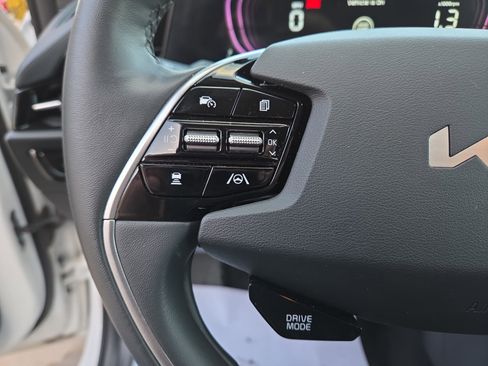 Used 2024 Kia Niro EX w/ EX Cold Weather Package image 18