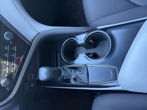 Used 2020 Toyota Camry LE image 40