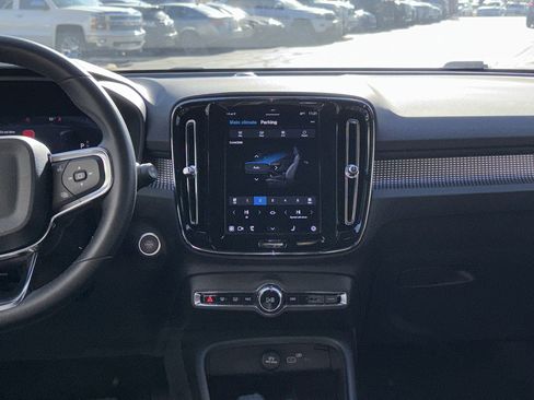 Used 2025 Volvo XC40 B5 Plus image 29