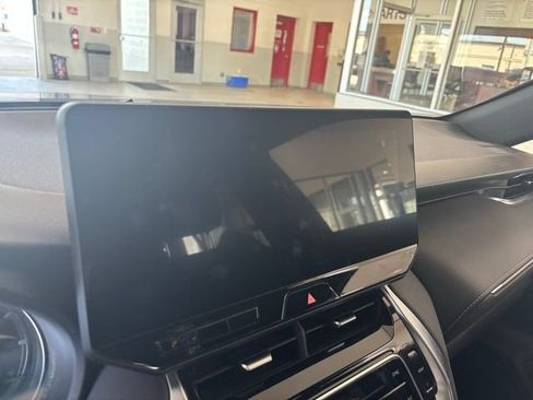 Used 2023 Toyota Venza XLE AWD/4WD image 9