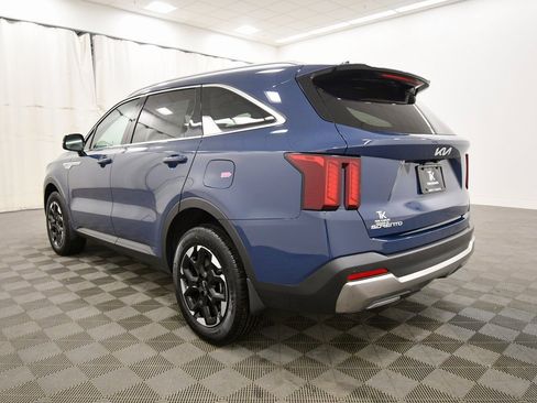 Certified 2025 Kia Sorento S w/ Panoramic Sunroof Package image 5