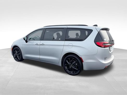New 2026 Chrysler Pacifica Select w/ S Appearance Package FWD image 6