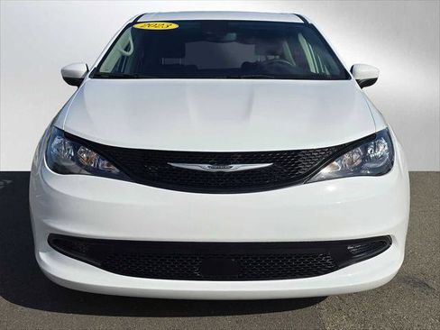 Used 2023 Chrysler Voyager LX FWD image 8