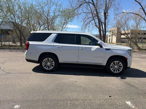 Used 2023 GMC Yukon SLT w/ SLT Luxury Package image 15