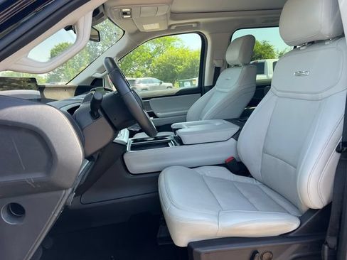 Used 2025 Ford Expedition Platinum AWD/4WD image 3