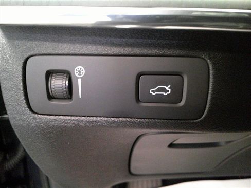 Used 2020 Volvo XC90 T6 Momentum w/ Protection Package Premier image 31