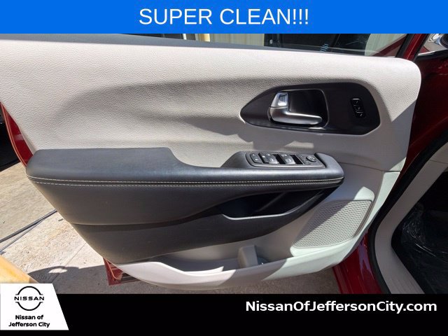 Used 2024 Chrysler Pacifica Touring-L FWD image 20