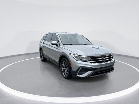Used 2022 Volkswagen Tiguan SE w/ Panoramic Sunroof Package image 2
