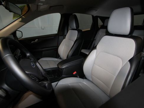 Used 2025 Ford Escape SE w/ Class II Trailer Tow Package FWD image 4