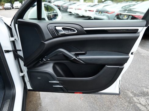 Used 2016 Porsche Cayenne image 35
