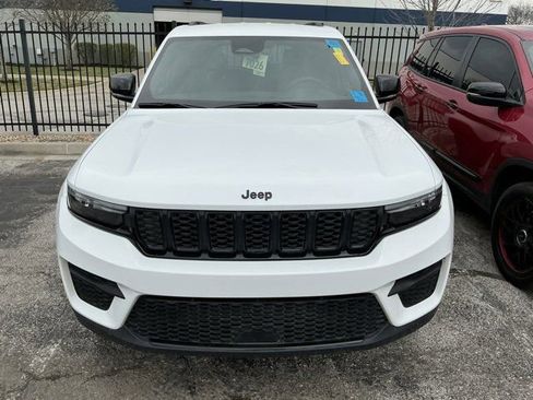 Used 2024 Jeep Grand Cherokee Altitude image 2