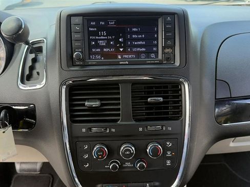 Used 2019 Dodge Grand Caravan SXT image 17