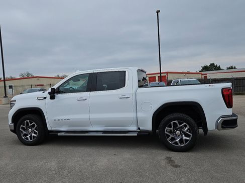 New 2026 GMC Sierra 1500 SLT image 2
