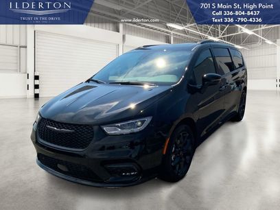 New 2026 Chrysler Pacifica Limited w/ Uconnect Theater Family Group