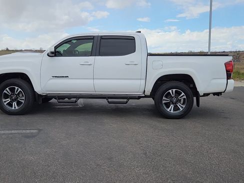 Used 2018 Toyota Tacoma TRD Sport w/ Technology Package AWD/4WD image 2