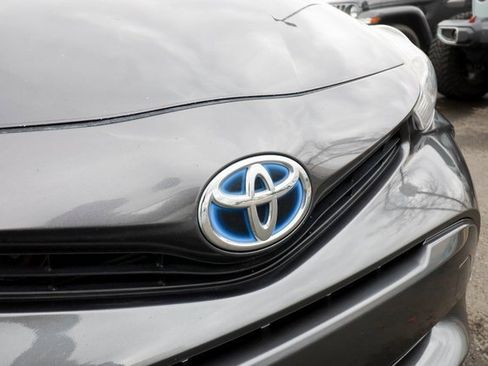 Used 2017 Toyota Prius V Four image 18