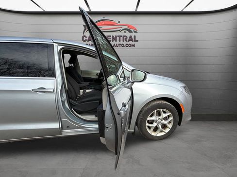 Used 2019 Chrysler Pacifica Touring Plus w/ Tire & Wheel Group image 13