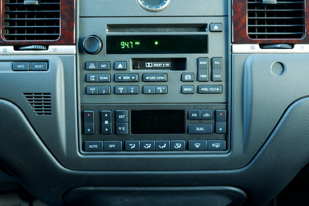 Used 2008 Lincoln Town Car Executive RWD image 57
