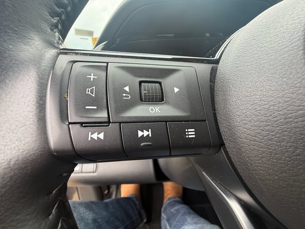 Used 2025 Nissan Pathfinder SL AWD/4WD image 16