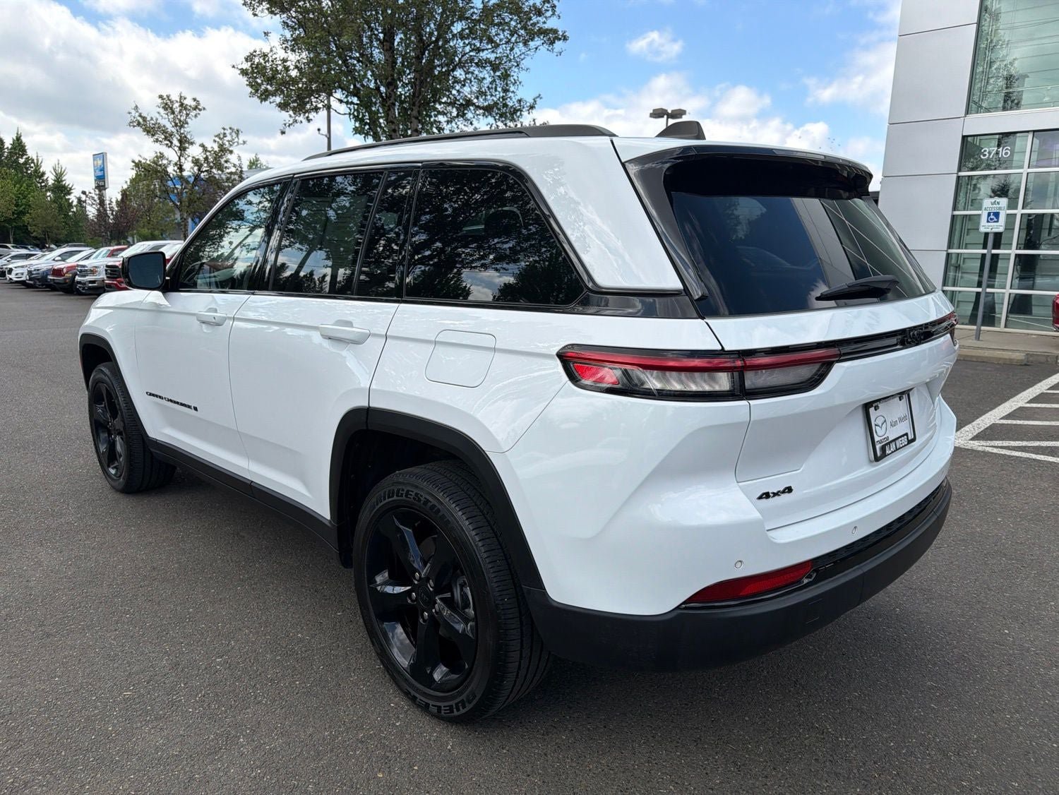 Used 2023 Jeep Grand Cherokee Altitude AWD/4WD image 2
