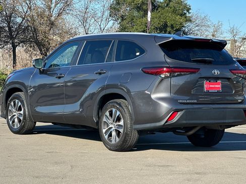 Used 2023 Toyota Highlander XLE image 6