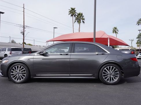 Used 2017 Lincoln Continental Select image 2