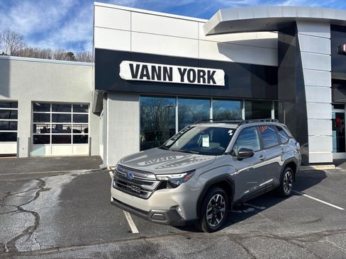 Certified 2025 Subaru Forester Premium image 1