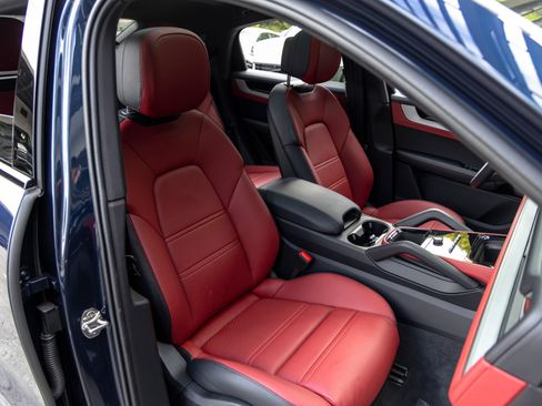 Certified 2025 Porsche Cayenne Coupe AWD/4WD image 60