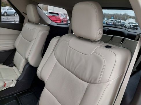 Used 2020 Ford Explorer Platinum image 41