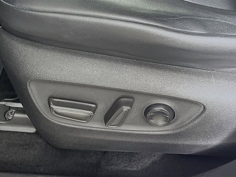 Used 2020 Toyota Highlander XLE FWD image 16